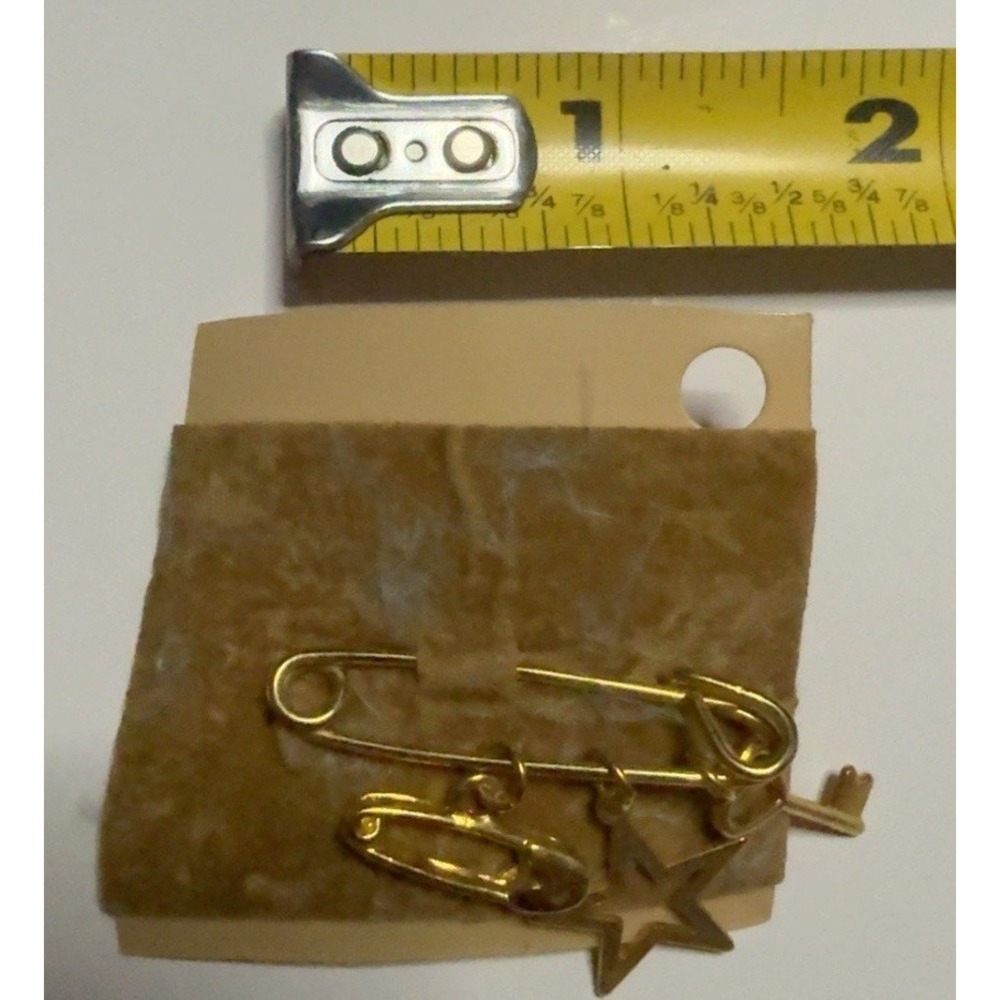 T30279-Vintage Gold Tone Safety Pin Brooch Star Heart Charms NOS New - Picture 4 of 4